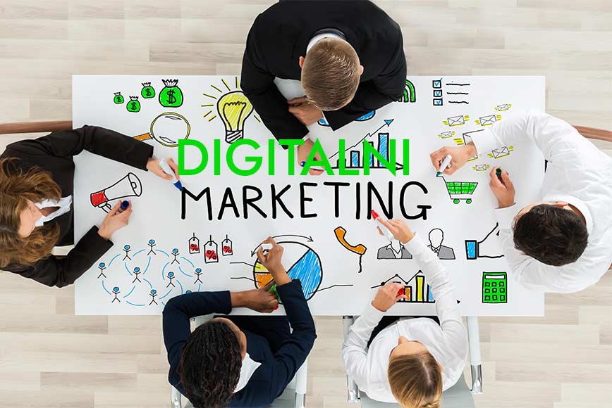 Brainstorming za digitalni marketing u kancelariji za stolom iz ptičije perspektive.