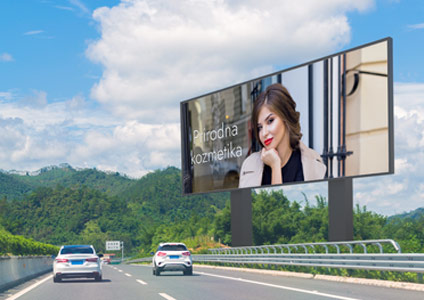 Veličina je važna: razumevanje dimenzije bilborda za efikasno oglašavanje Megabord uz auto-put sa reklamom za prirodnu Gamarde kozmetiku.