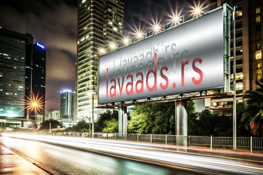 Lavaads.rs LED svetleća reklama sa pokretnim slovima postavljena pored prometnog puta u gradu.