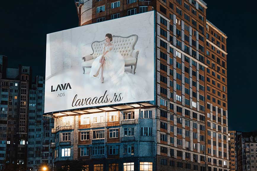Moć percepcije: pravljenje reklamnih bilborda koji upadaju u oči Bilbord mlade žene u venčanici na rustičnoj zgradi, Lava ADS logoom i url-om za sajt lavaads.rs.