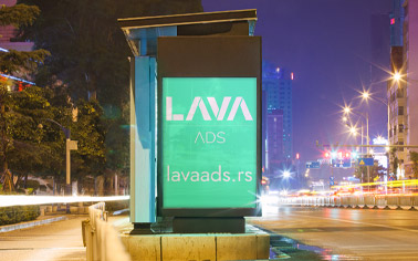 LED bilbord ili svetleci bilbord na autobuskoj stanici, noću s reklamom za Lava ADS.