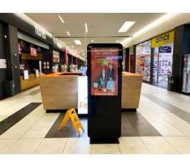 Beograd - TC Merkator - LCD Totem dvostrani - Ispred trafike MTC