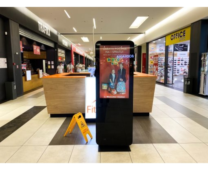 Beograd - TC Merkator - LCD Totem dvostrani - Ispred trafike MTC