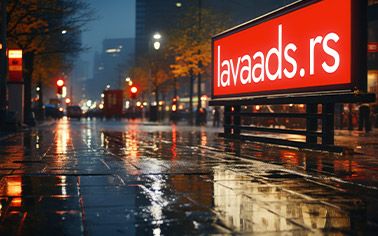 Iznajmljivanje bilborda: Moć spoljnog oglašavanja velikog uticaja Iznajmljen bilbord sa natpisom lavaads.rs zauzima centralno mesto, dok se iza njega prostire gradska scena u predvečerje sa mokrim trotoarima.