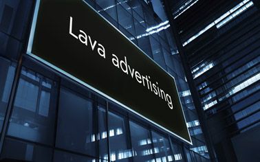 LED svetleće reklame sa pokretnim slovima koje privlače klijente Lava Ads svetleća reklama sa pokretnim slovima na zgradi u gradu tokom noći.