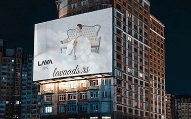 Moć percepcije: pravljenje reklamnih bilborda koji upadaju u oči Bilbord na zgradi sa reklamom za lavaads.rs.